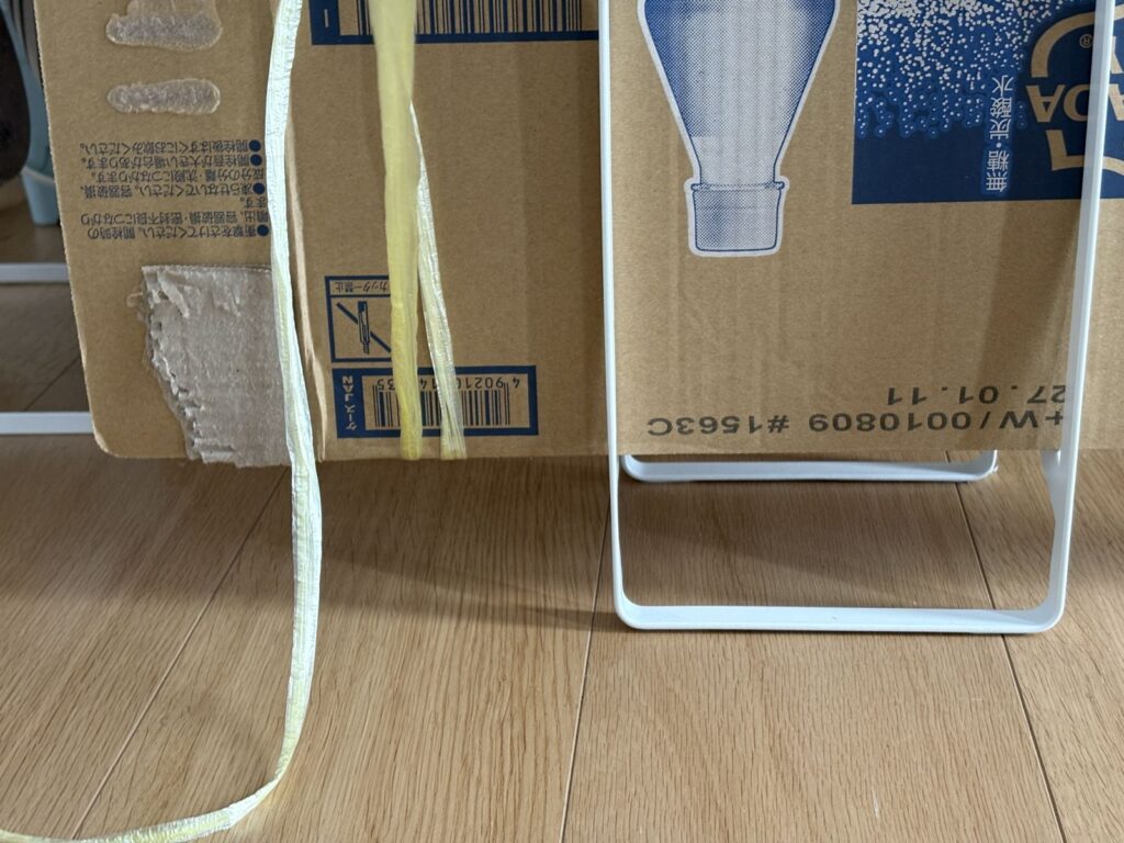 段ボールが床から少し浮いているので、入れたまま下にビニール紐を通せる