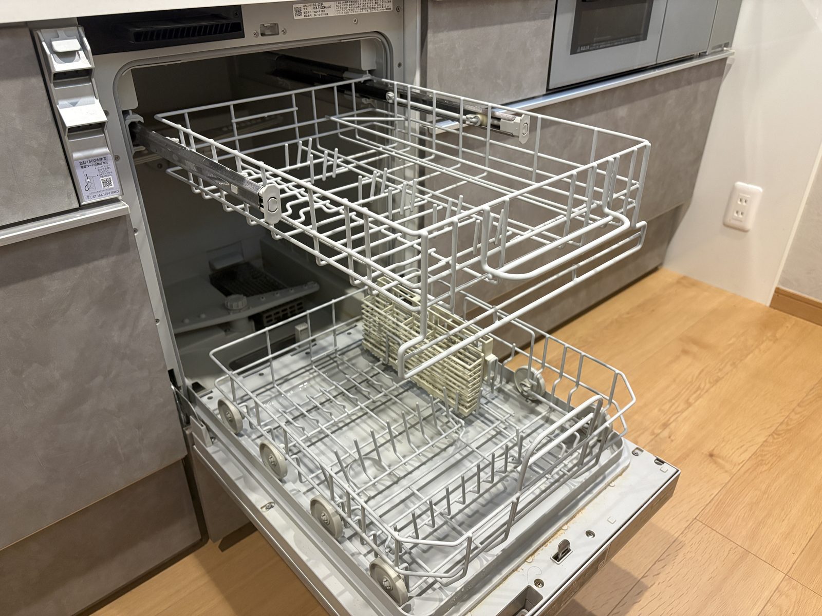 我が家のフロントオープン食洗機（リンナイ RKW-F402CM4）。上下のカゴを引き出した状態
